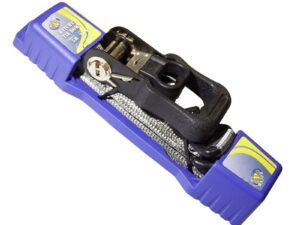 Heavy-duty ratchet tie down 5m x 32mm 2500 lbs for secure cargo transportation and towing.